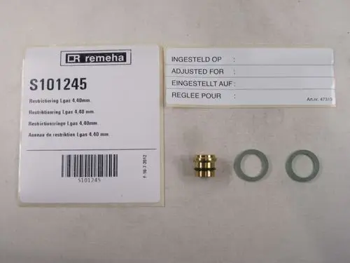 Zwei grüne Dichtungsringe und ein Metallteil auf weißem Hintergrund, verpackt mit einem Etikett der Marke Remeha, das Informationen zu Drosselringen enthält.